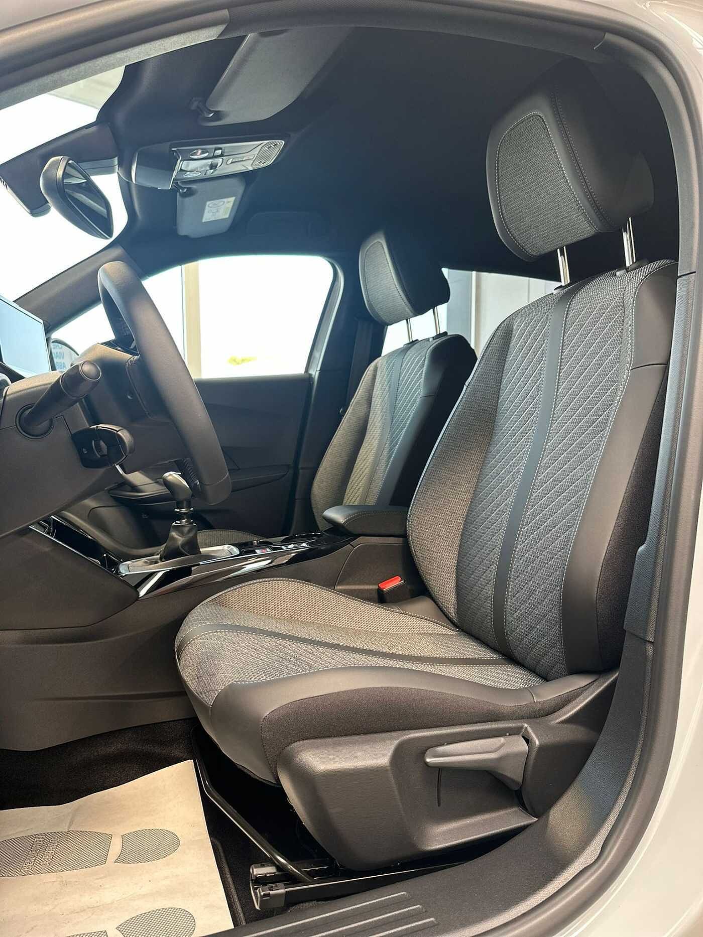 Peugeot 2008 – PureTech 100 S&S Allure Km Zero