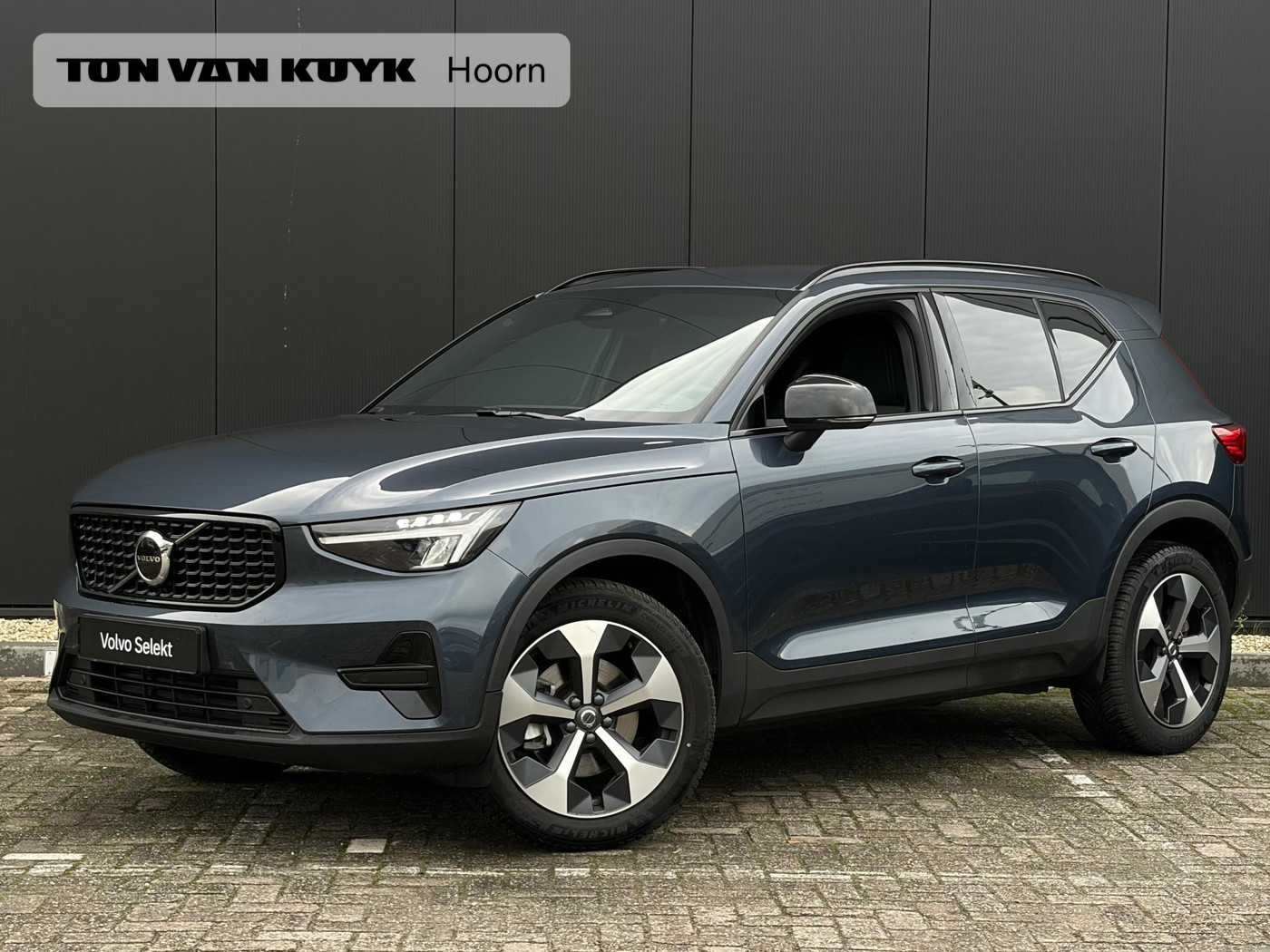 Volvo XC40 2.0 B4 Plus Dark 2026, foto 1