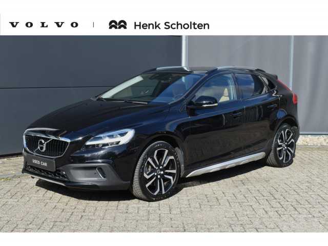 V40 Cross Country in Onyx Black