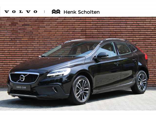 V40 Cross Country in Onyx Black