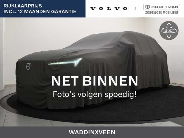 V40 Cross Country in Onyx Black