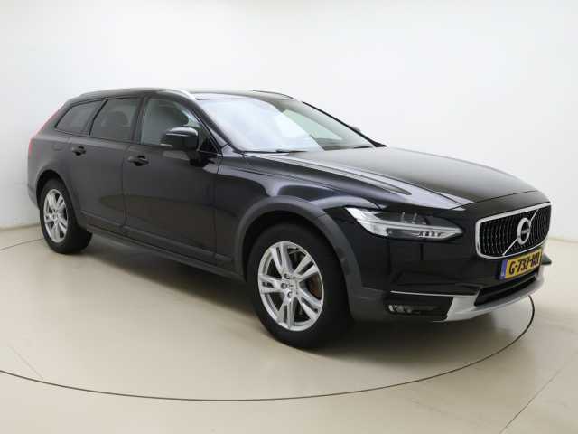 V90 Cross Country in Onyx Black
