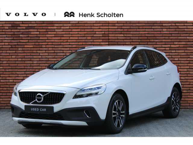 V40 Cross Country in Ice White