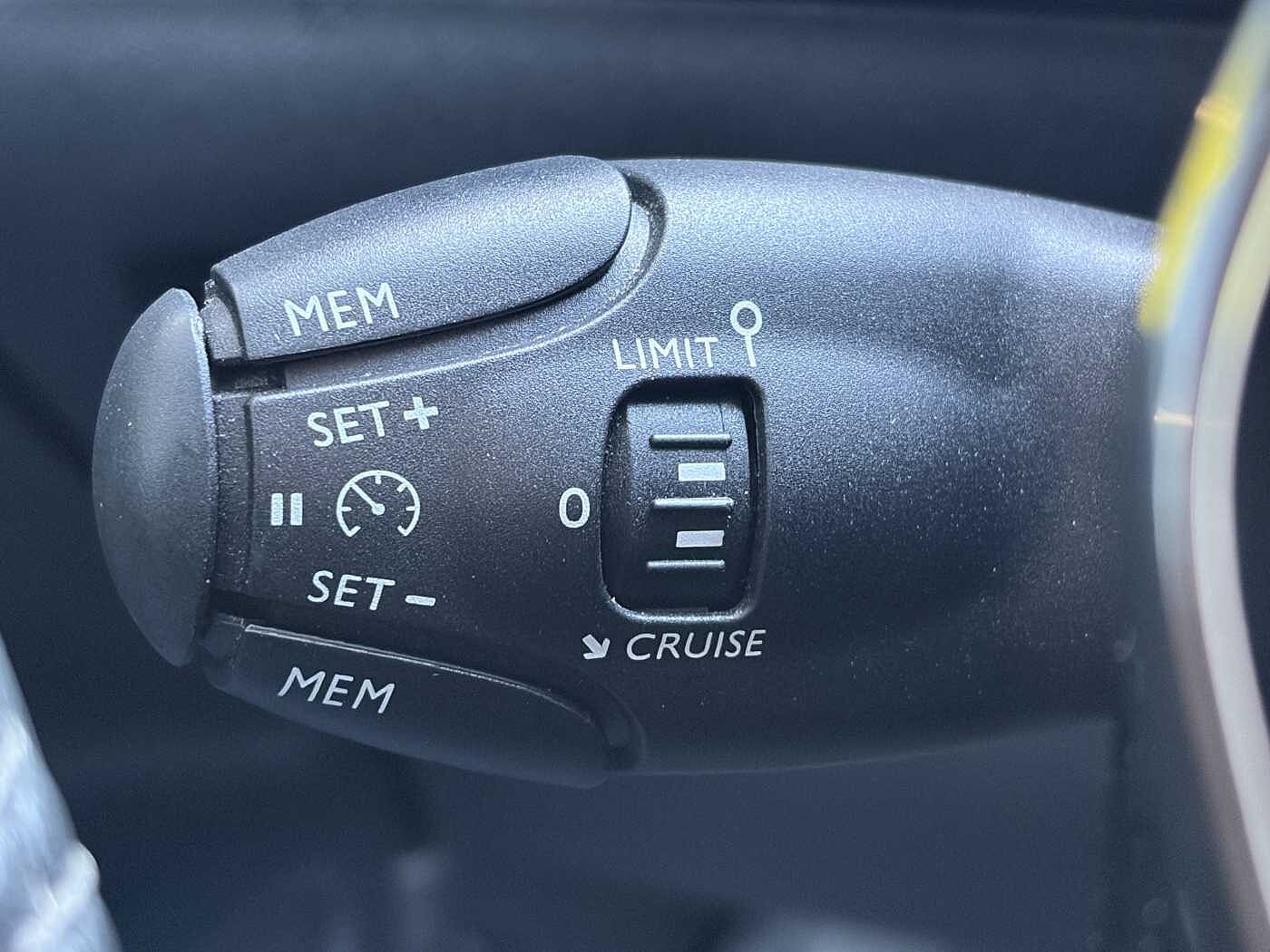 Peugeot 2008 – 1.2 ureTech 100 CV Allure Pack  