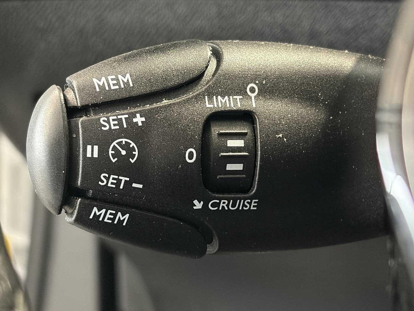 Peugeot 2008 – 1.2 PureTech 100 CV Allure  