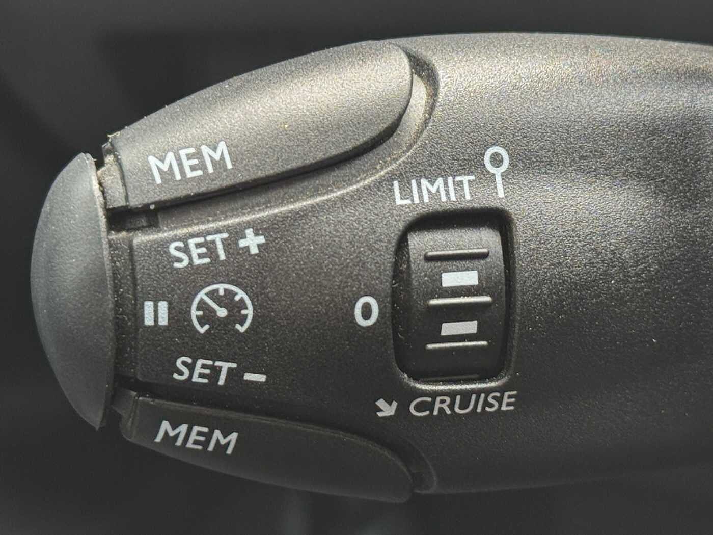 Peugeot 2008 – Hybrid 136 e-DCS6 GT + TETTO  