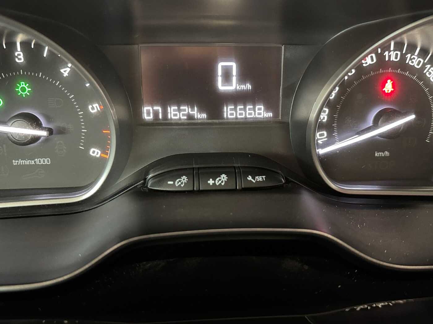 Peugeot 2008 – 1.5 BlueHDi 100 CV Signature  