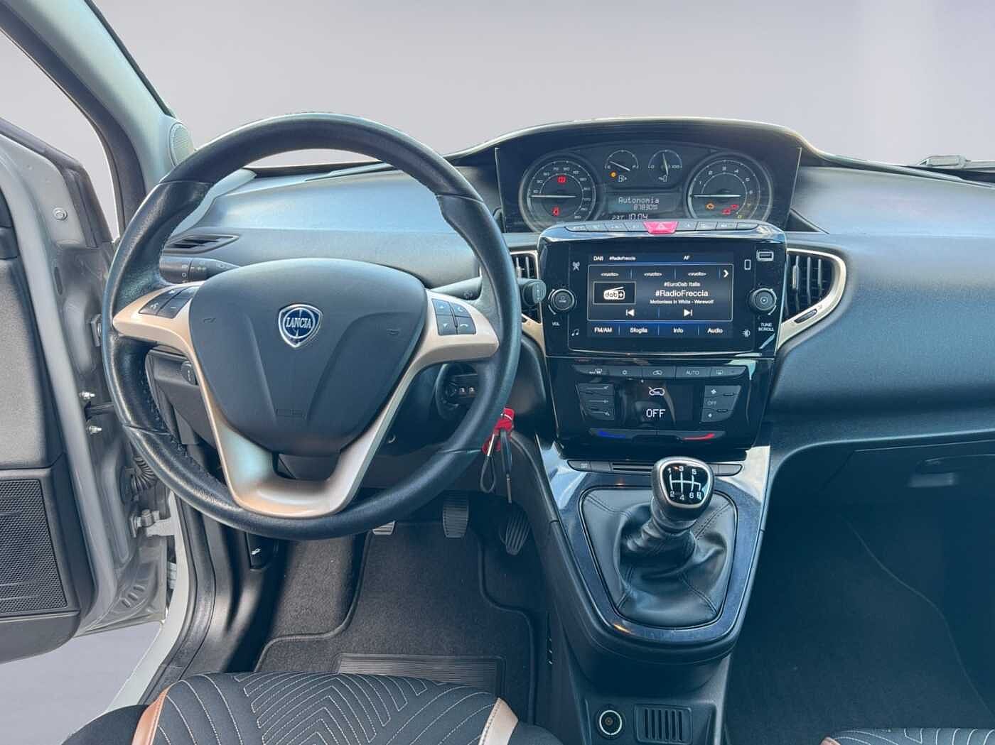 Lancia Ypsilon – 1.0 FireFly Hybrid Alberta Ferretti  