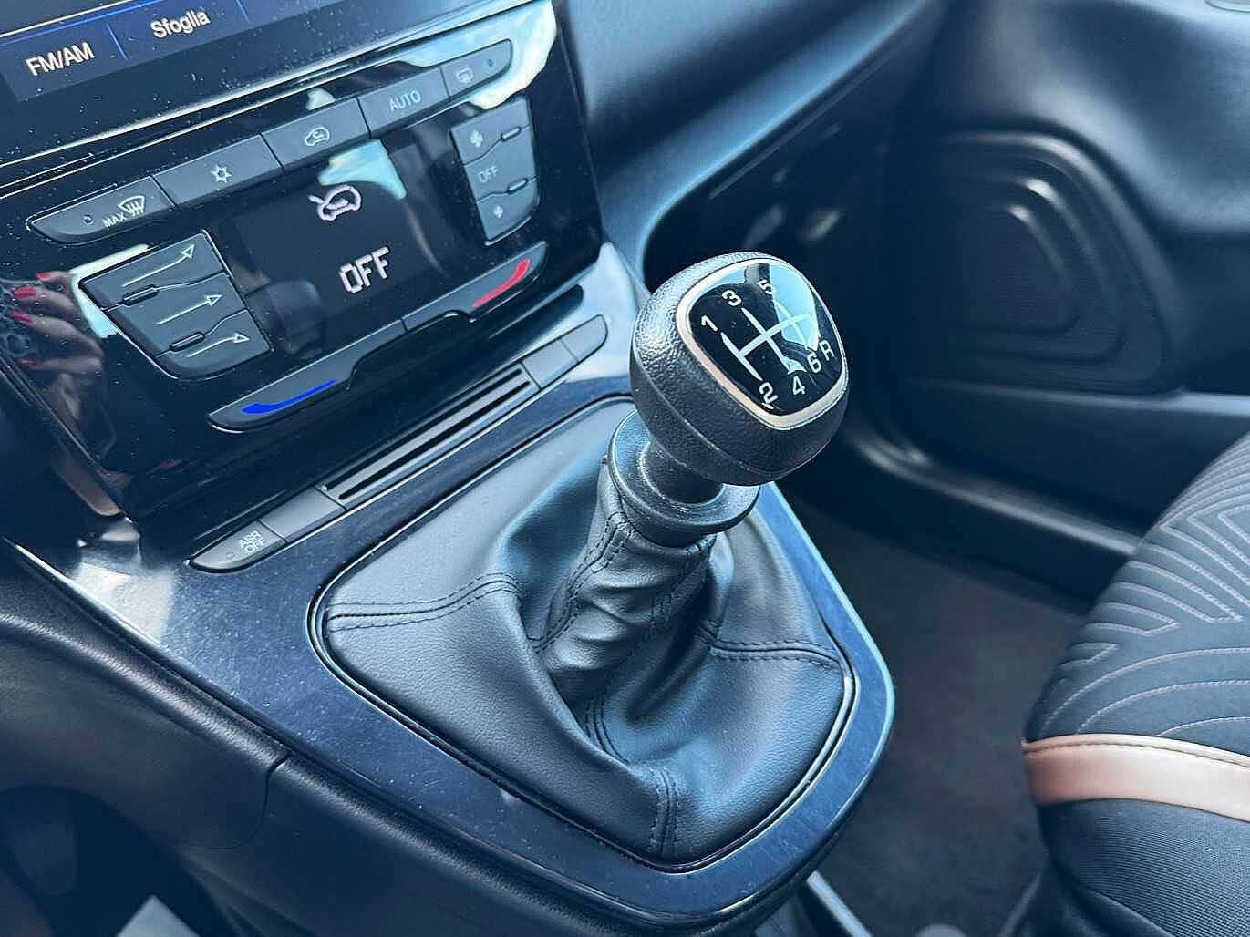 Lancia Ypsilon – 1.0 FireFly Hybrid Alberta Ferretti  