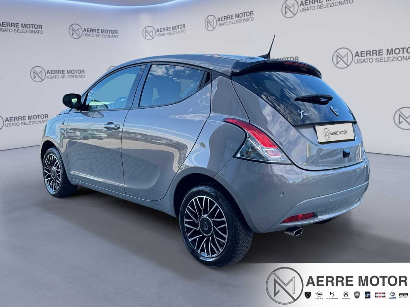 Lancia Ypsilon – 1.0 FireFly Hybrid Alberta Ferretti  
