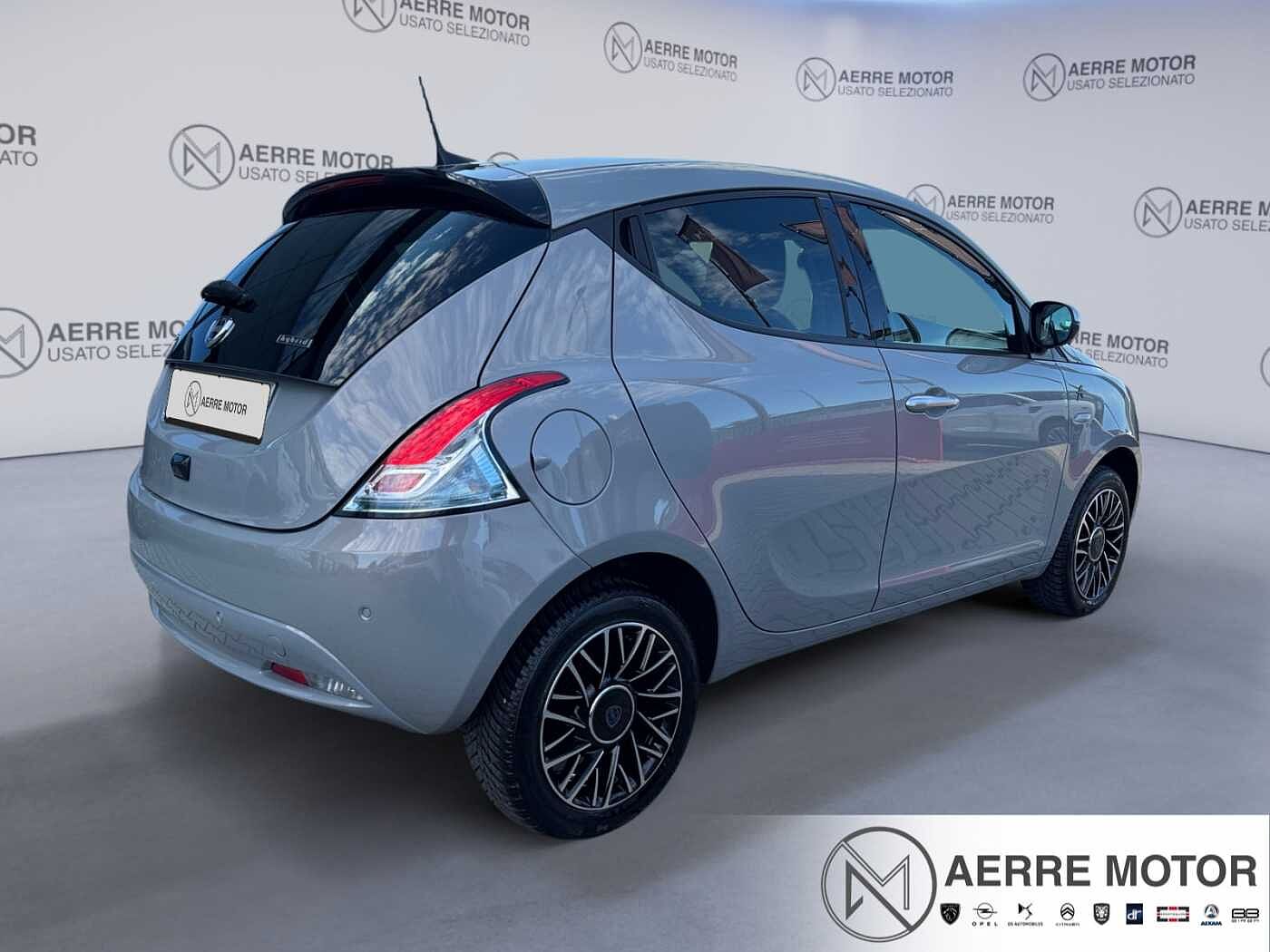 Lancia Ypsilon – 1.0 FireFly Hybrid Alberta Ferretti  