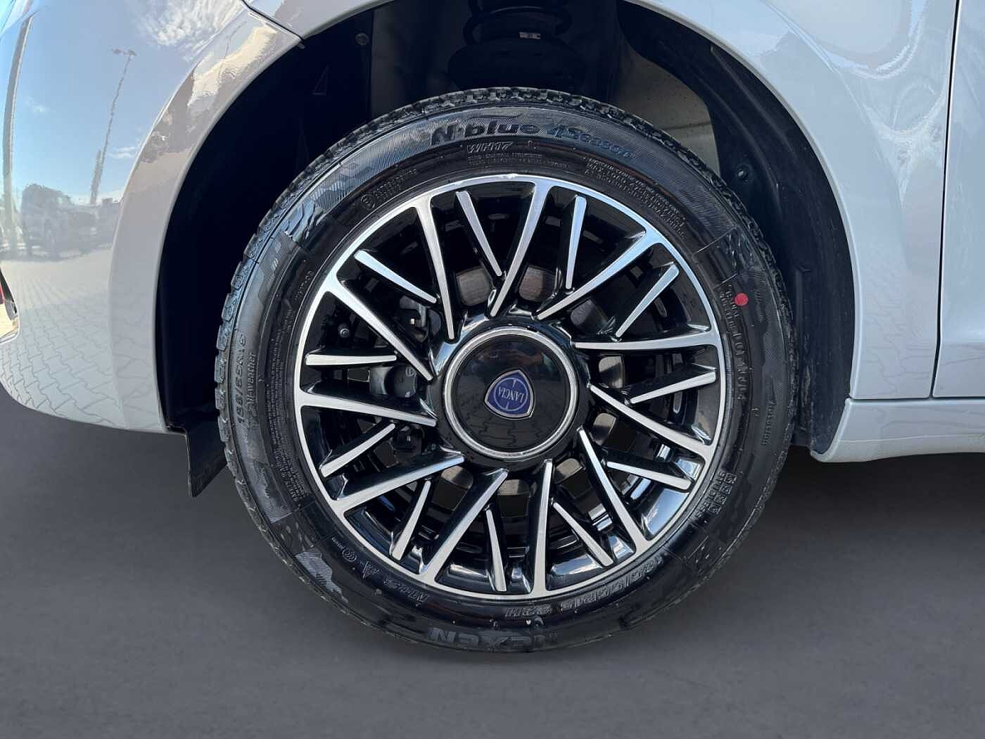 Lancia Ypsilon – 1.0 FireFly Hybrid Alberta Ferretti  