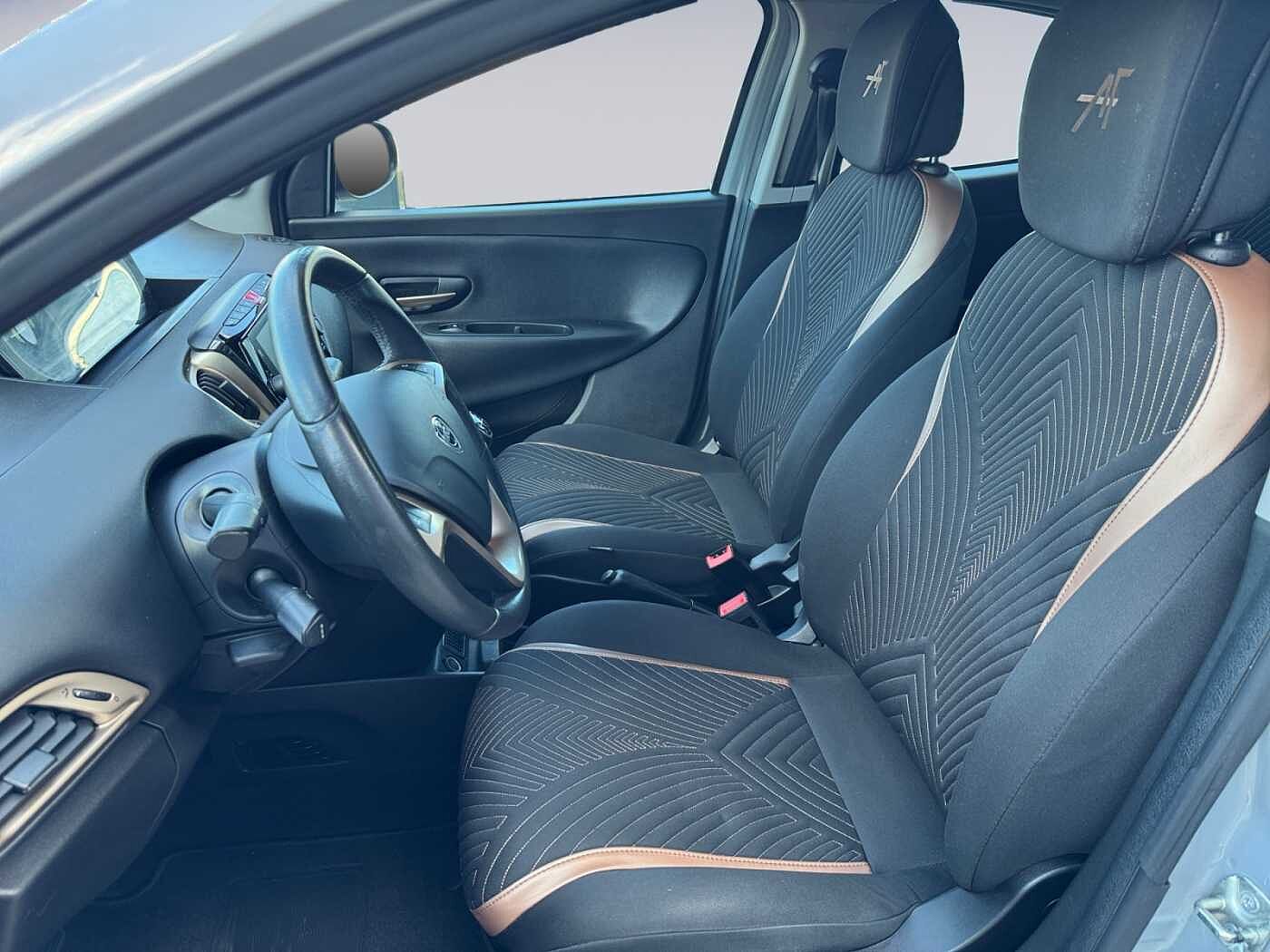 Lancia Ypsilon – 1.0 FireFly Hybrid Alberta Ferretti  
