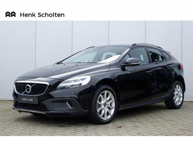 V40 Cross Country in Onyx Black